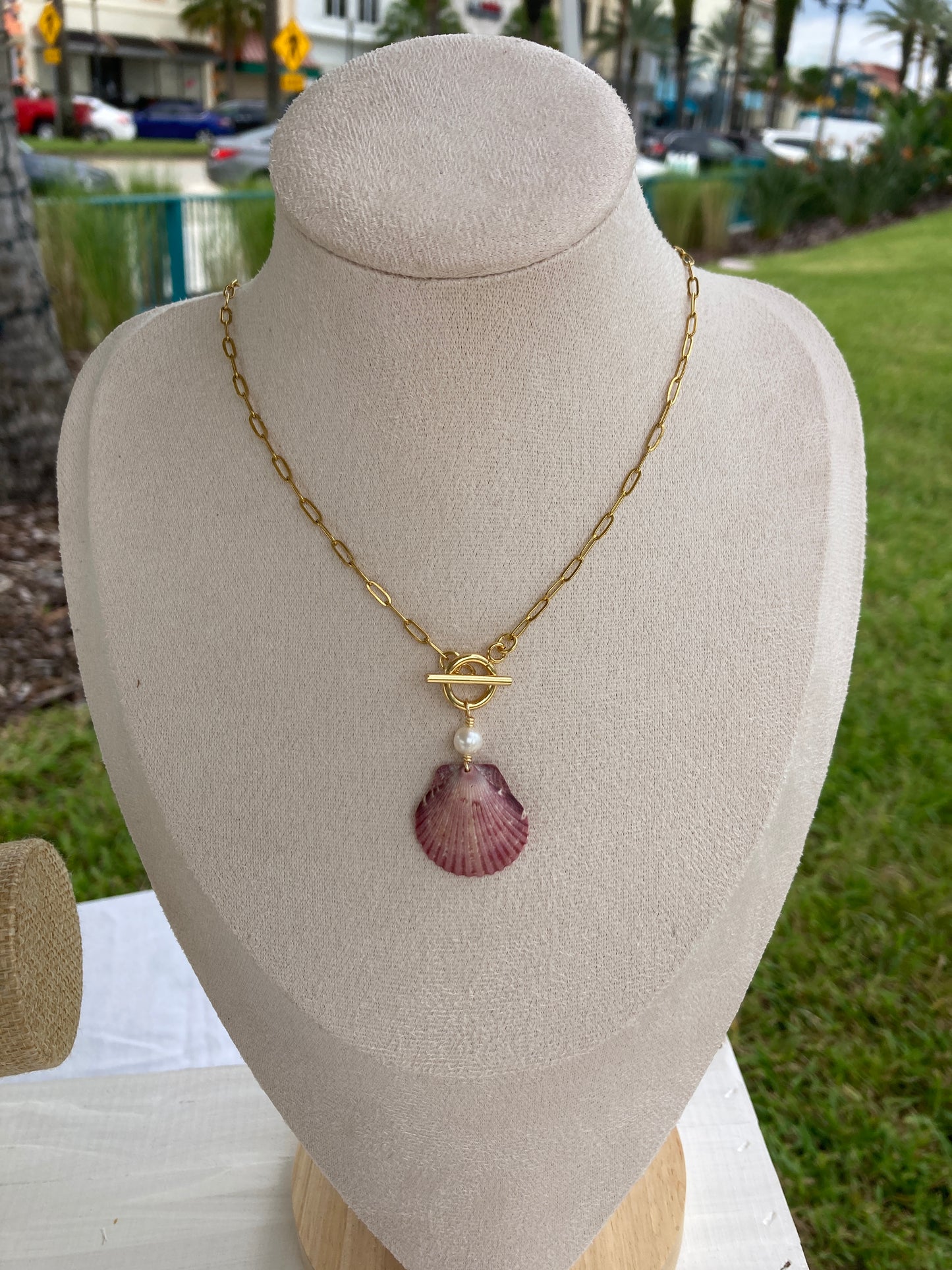 Vilano Seashell Toggle Necklace